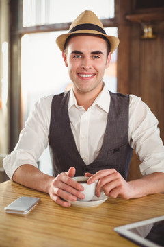 微笑着喝咖啡的商务男人