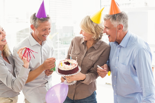 在办公室庆祝生日的商务人士