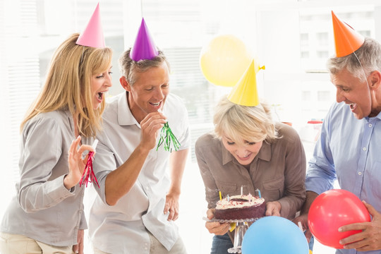 在办公室庆祝生日的商务人士