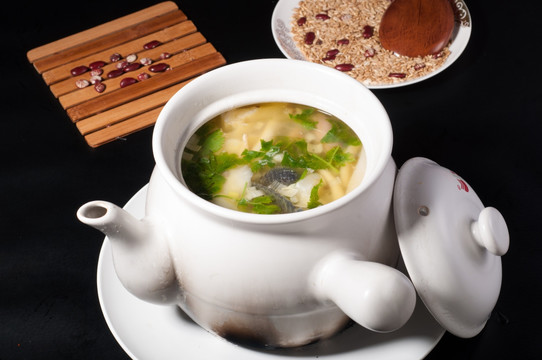 山珍乌鸡煲