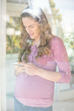 在用手机发短信的孕妇
