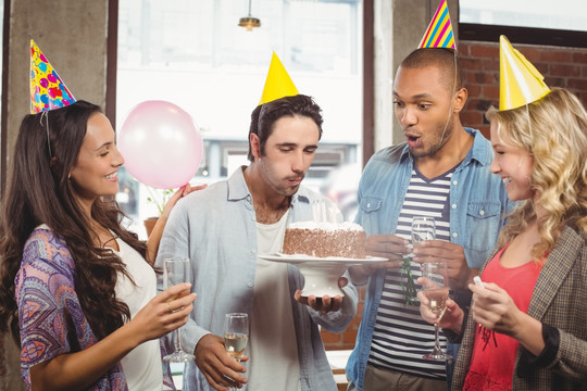 在办公室里庆祝生日的商人们