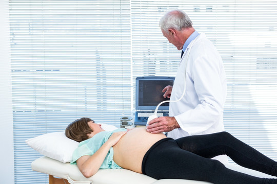 医生为孕妇做超声检查