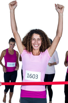 跑步胜利的女人举起双臂欢呼