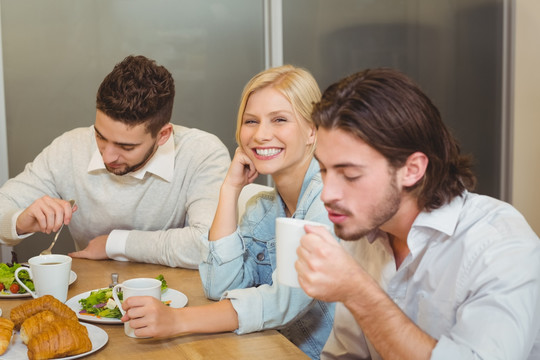 在办公室里用餐的同事们