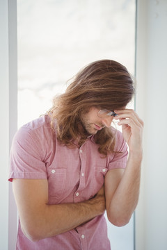 站着思考的商务男人