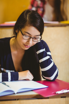 在大学图书馆里学习的女大学生