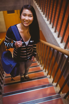 微笑着爬楼梯的女人