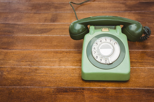 木桌上的旧电话