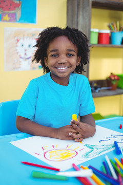 快乐的孩子在桌上画画