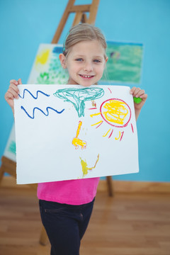 快乐的孩子展示手工艺画