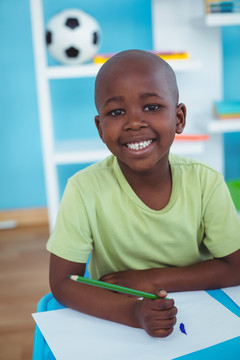 微笑的小男孩在教室里
