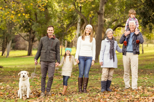 穿着秋装在公园里散步的家人们
