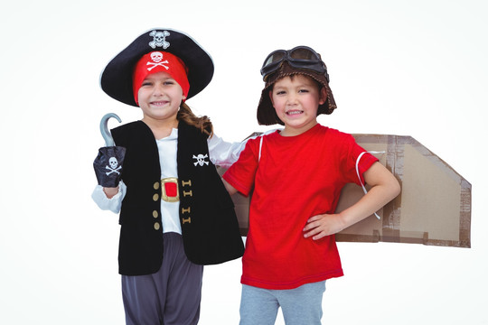 蒙面的孩子假装是海盗和飞行员