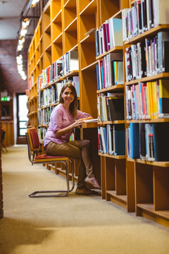 坐在图书馆里看书的女大学生