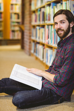 坐在图书馆地上看书的男人