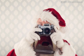 圣诞老人拿着照相机拍照