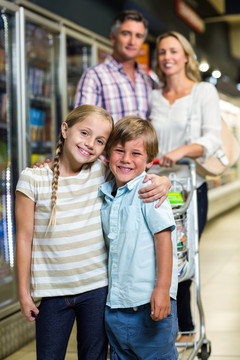 微笑着在超市购物的一家人