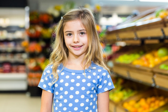 微笑的女孩在超市里