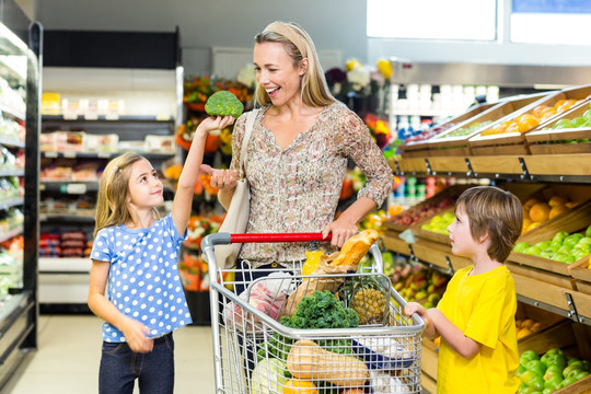 微笑的母亲和孩子们逛超市