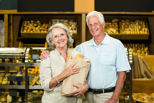 在面包店里买面包的老夫妇