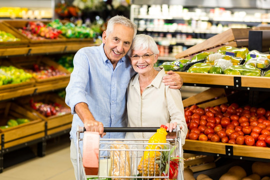 微笑的老夫妇在逛超市