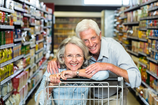 面带微笑的夫妇在超市购物