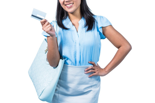 微笑着拿着信用卡的商务女人