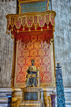圣彼得大教堂塑像