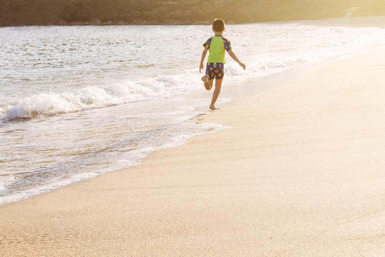 沙滩奔跑的男孩