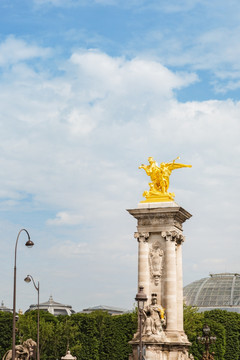 亚历山大三世桥桥头装饰雕塑