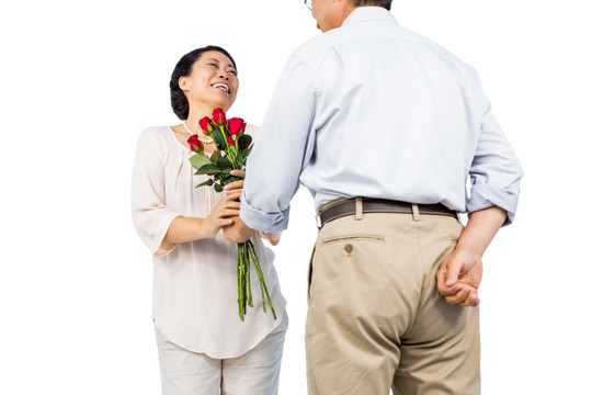 男人送鲜花给女人
