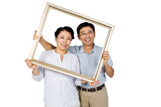 微笑着拿着相框的夫妇