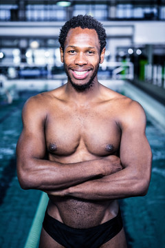 微笑着的游泳运动员
