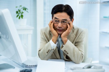 坐着思考的商务男人