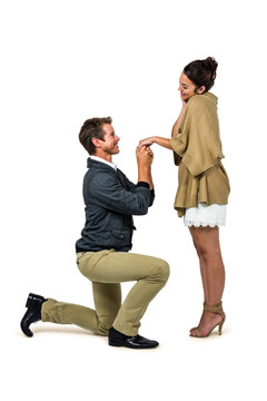 男人跪在地上向女人求婚