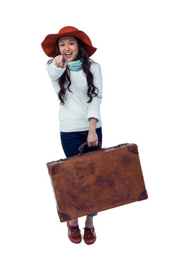 微笑的亚洲女子拿着行李