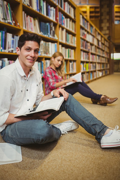在图书馆里看书的两名大学生