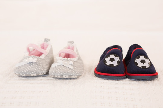 婴儿床上的婴儿鞋