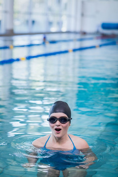 在游泳池里游泳的女运动员