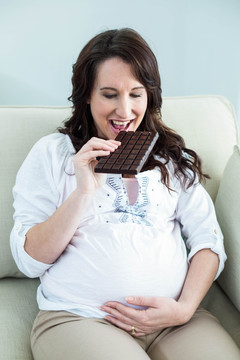 吃巧克力的孕妇