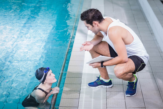 健身教练与游泳运动员交谈