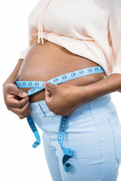 孕妇测量她的肚子