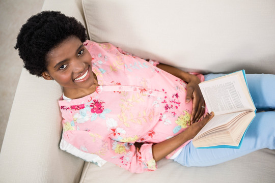 怀孕的女人读一本书