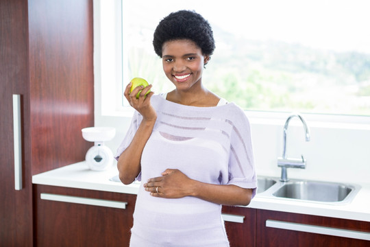 怀孕的女人拿着苹果