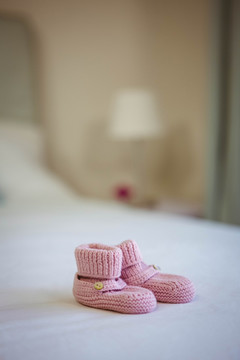 床上的婴儿鞋