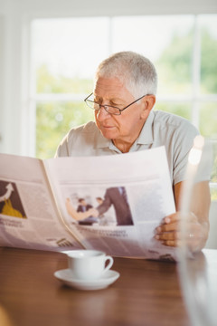 在阅读报纸的老人