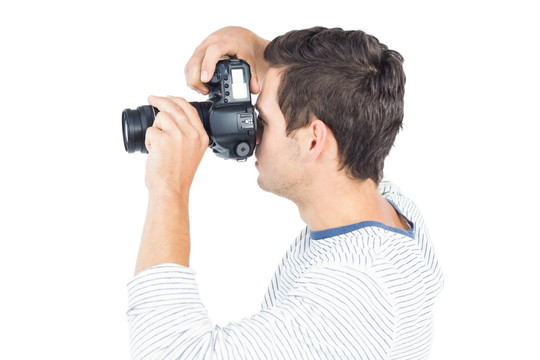 在使用相机拍照的年轻男人