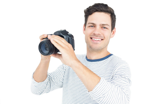 在使用相机拍照的年轻男人