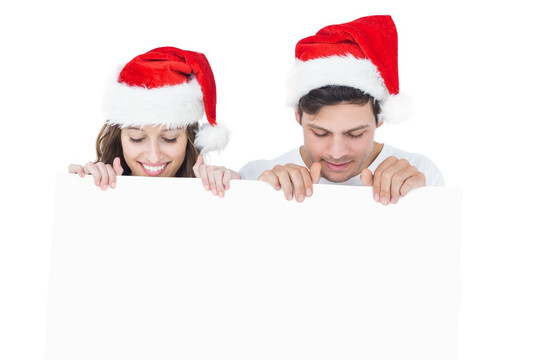 戴着圣诞帽微笑的夫妇